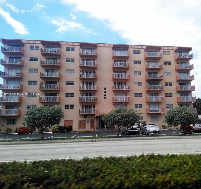 Building Photo - 2200 E Hallandale Beach Blvd