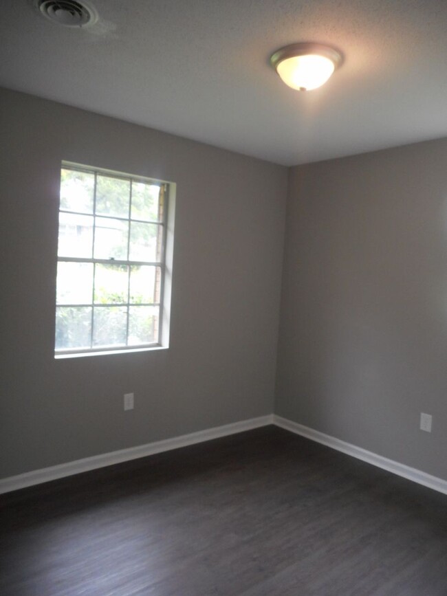 Building Photo - Charming 3 Bedroom, 1.5 Bath Home with Gar...