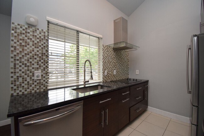 Building Photo - Quiet 2 Bed Millcreek Condo with Beautiful Mountain Views!