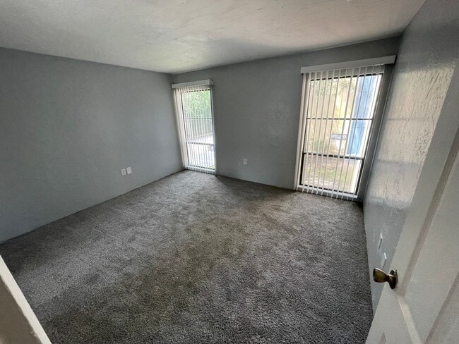 Building Photo - Location, location, location!  876 SF Unit...