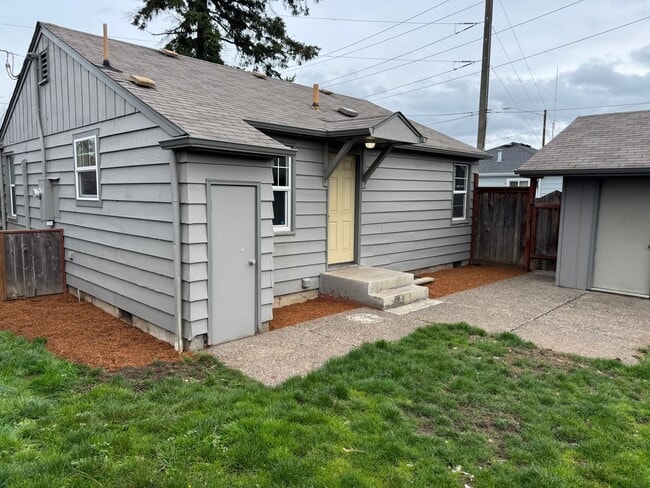 Building Photo - Updated 2 bedroom 1 bath house in Eugene!