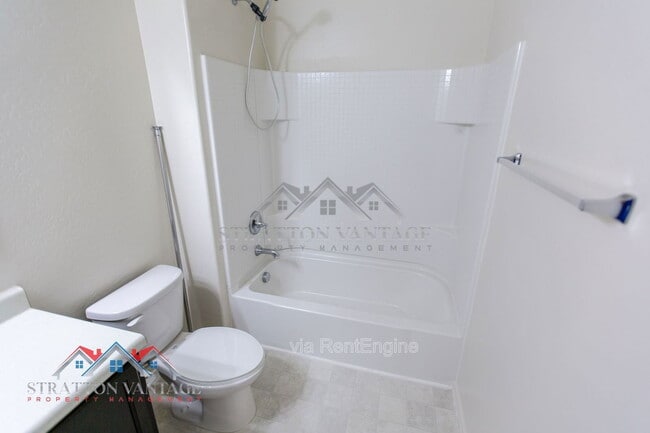 Building Photo - 5926 E Oasis Blvd