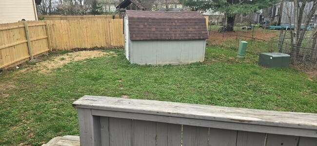 Building Photo - Spacious 3 Bedroom and 1.5 baths Duplex