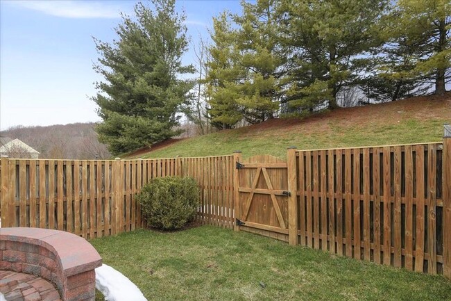 Building Photo - Beautifully maintained townhouse in Lake L...