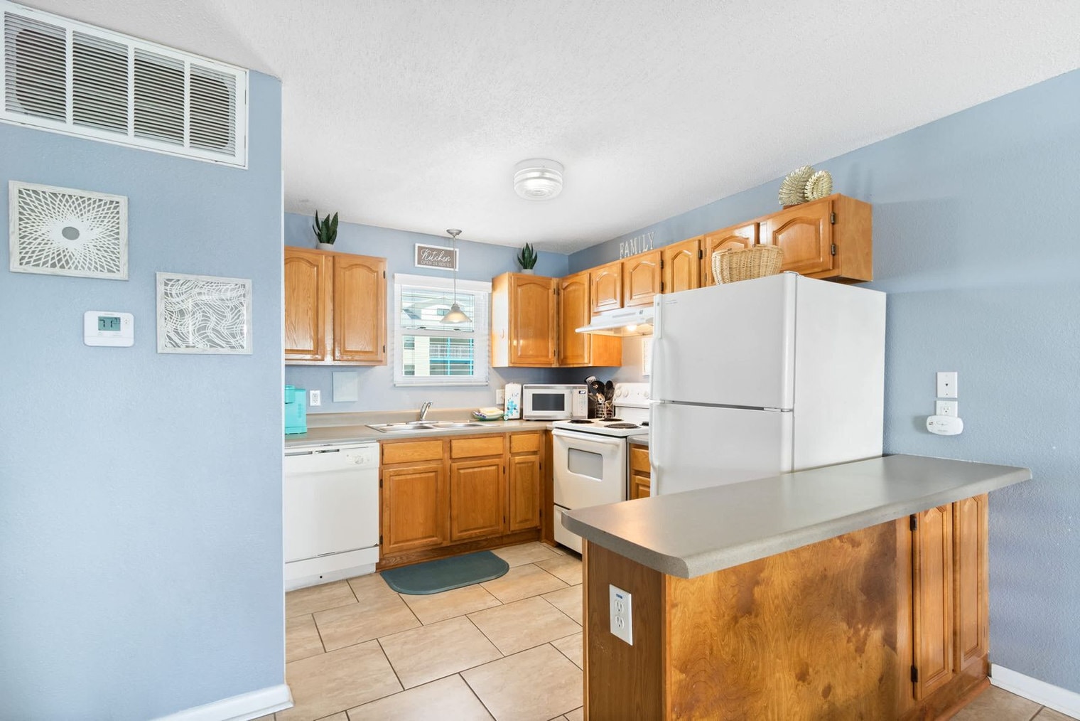 Building Photo - 1159 W Beach Blvd