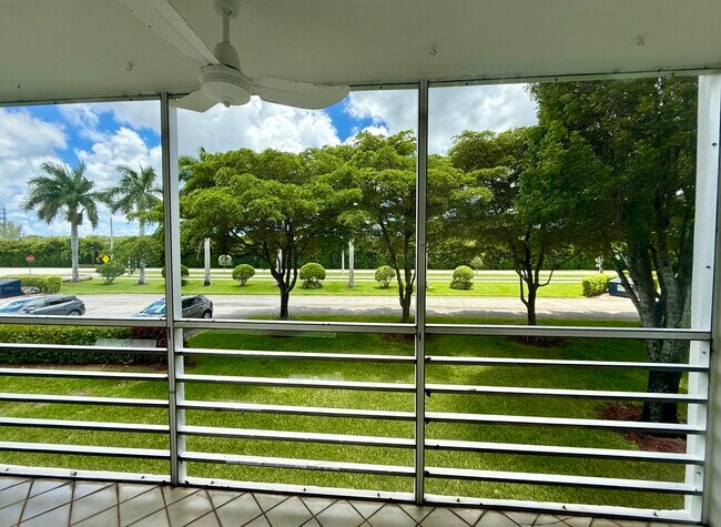 Building Photo - 563 Fanshaw N