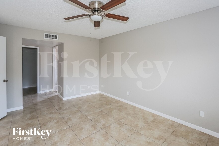 Building Photo - 8427 N 47th Dr