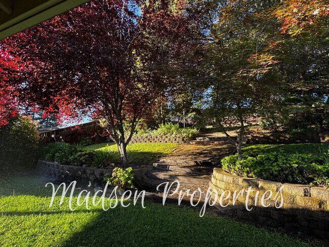 Building Photo - 121 Hart Ln