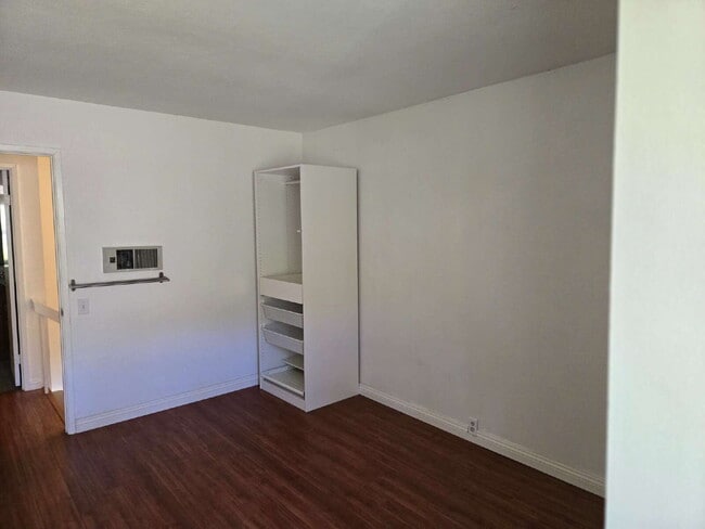Building Photo - Spacious 3-bed, 2-bath condo is located in the heart of UTC, right on the UCSD bus line! It featu...