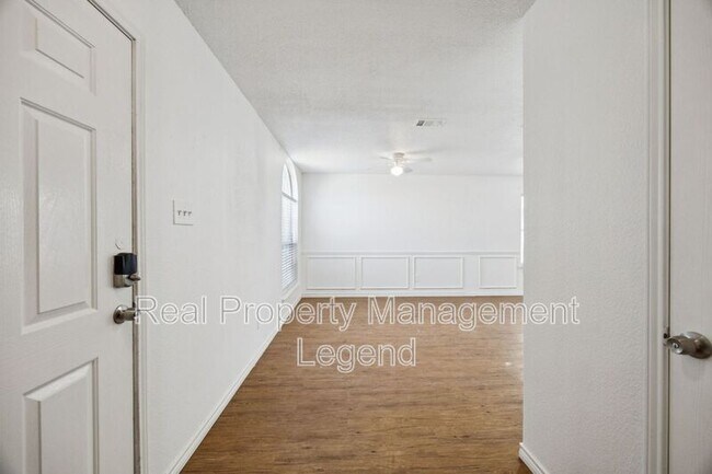Building Photo - 8109 Dripping Springs Dr