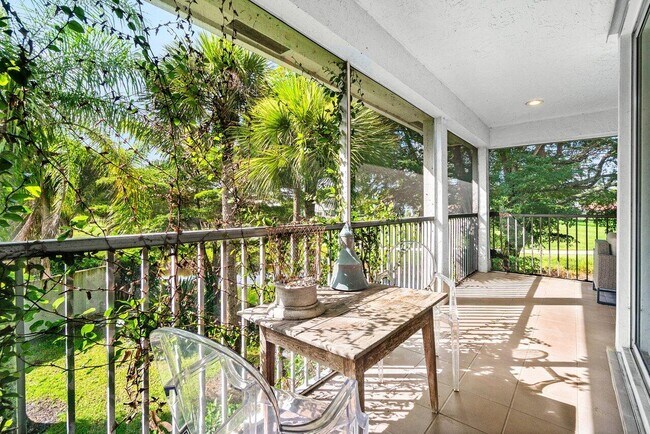 Building Photo - 11823 Pebblewood Dr