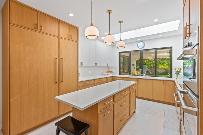 Building Photo - 9526 Lawndale Ave