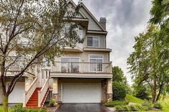 Building Photo - Bright End-Unit 2BD Townhome with Fireplace, Deck & Big Bedrooms