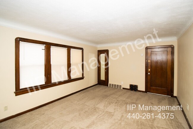 Building Photo - Very Spacious 2BR 2nd Floor Unit in South ...