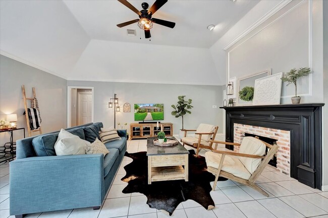 Building Photo - 15402 Willow Shores Dr