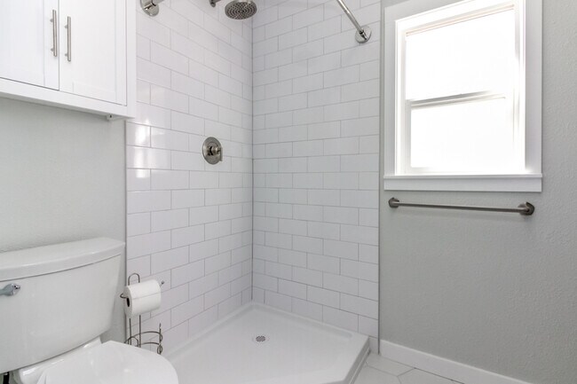Building Photo - 714 S 51st St