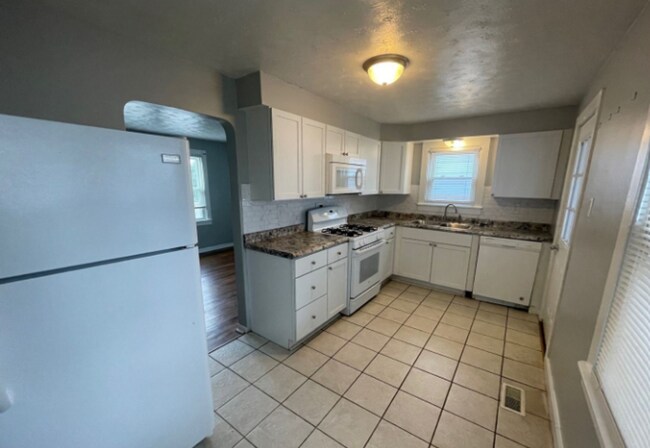 Building Photo - Charming 2BR Home with 1-Car Attached Garage, Hardwood Floor, and Washer/Dryer Provided!