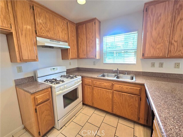 Building Photo - 8451 Oleander Ave
