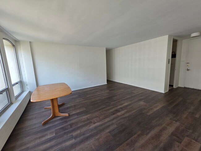 Building Photo - 1450 E 55th Pl