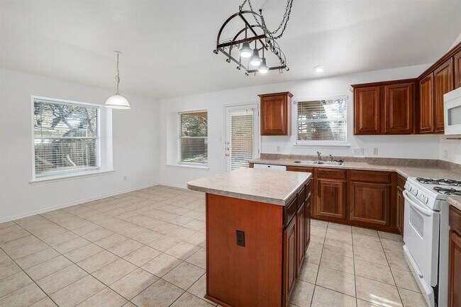 Building Photo - 1109 Fossil Cove