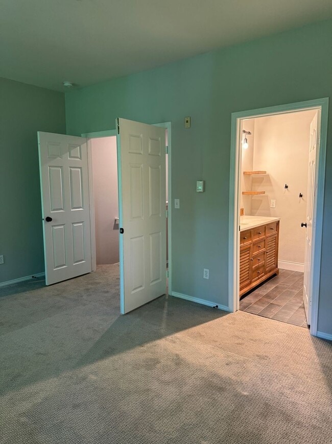 Building Photo - Gorgeous Townhome with W/S/G AND Gas!
