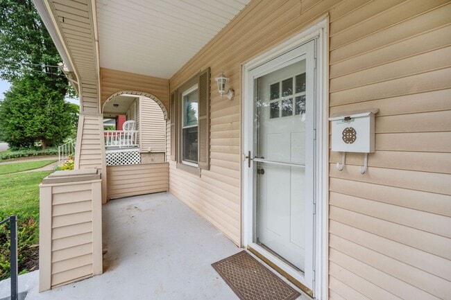 Building Photo - CHEVIOT- Charming 3 bedroom 1.5 bath