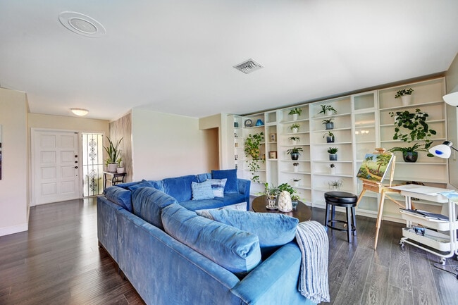 Building Photo - 6833 Bianchini Cir