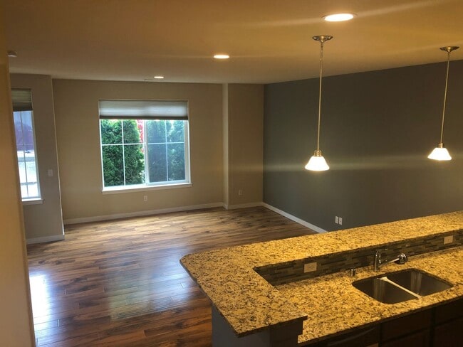 Building Photo - 3 Bed, 2.5 Bath Millcreek Townhouse 2 Car $3099.00