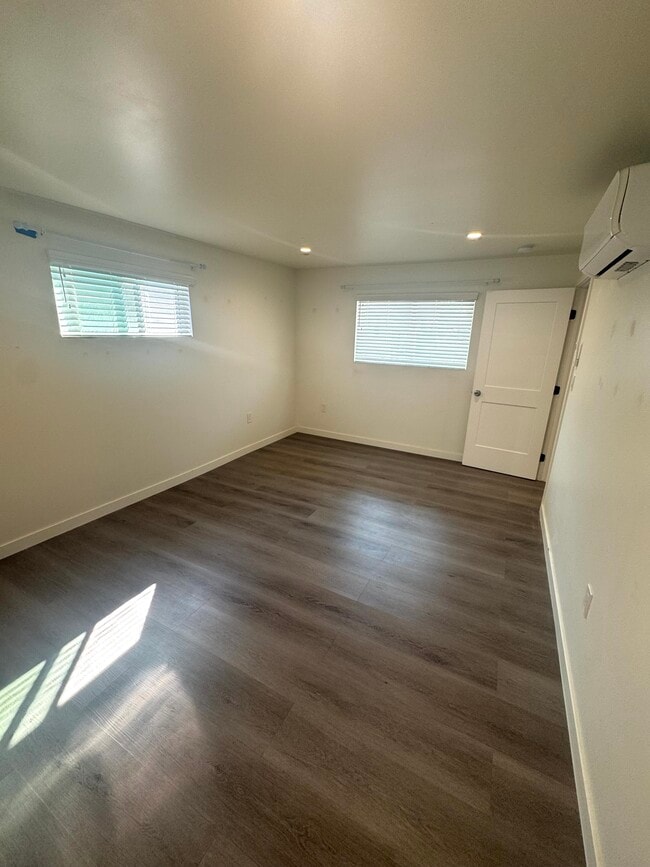 Building Photo - 332 Thompson Ave