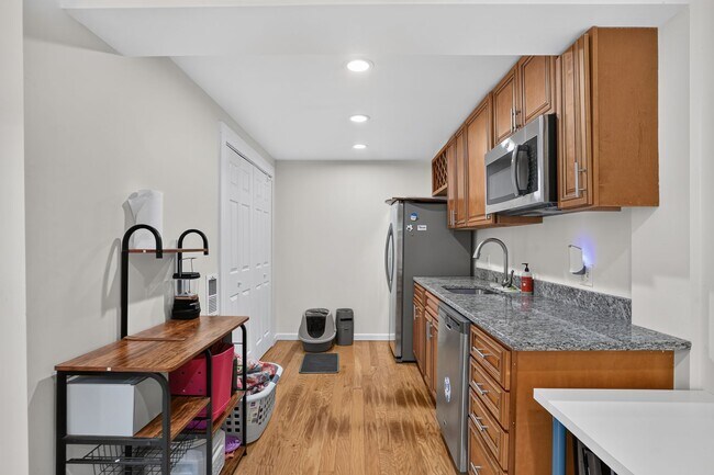 Building Photo - 4725 Springbrook Dr