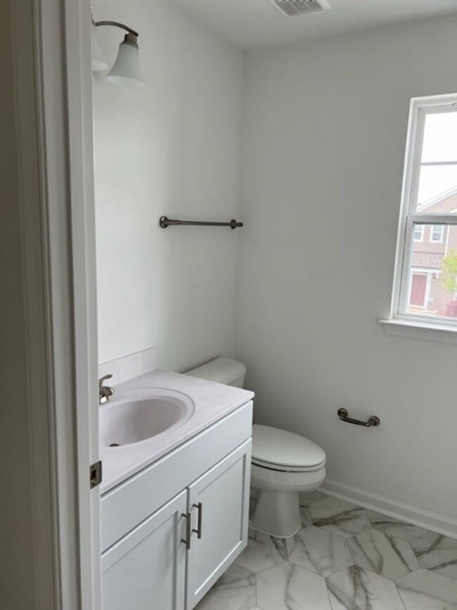 Building Photo - BBEY HILL @ HICKORY MANOR