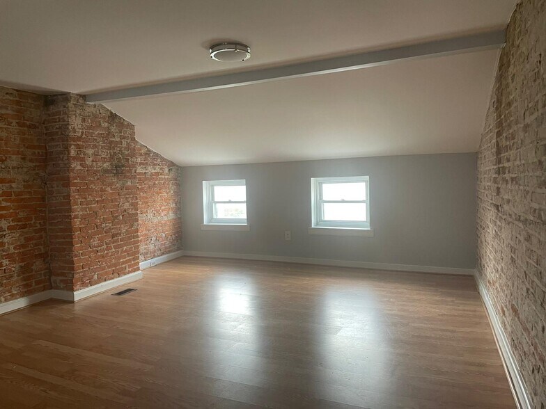 Building Photo - 1019 S Charles St