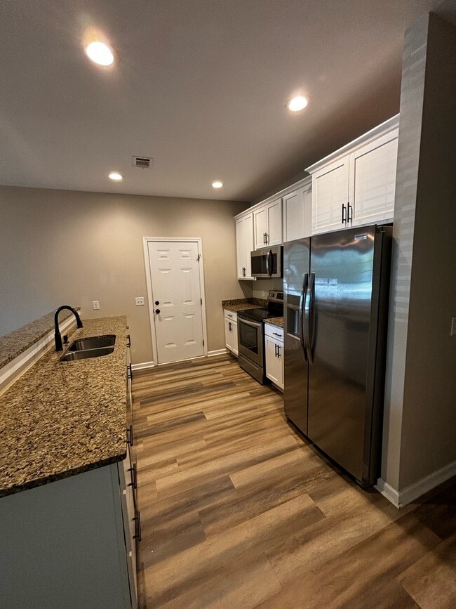 Building Photo - 715 Truman St