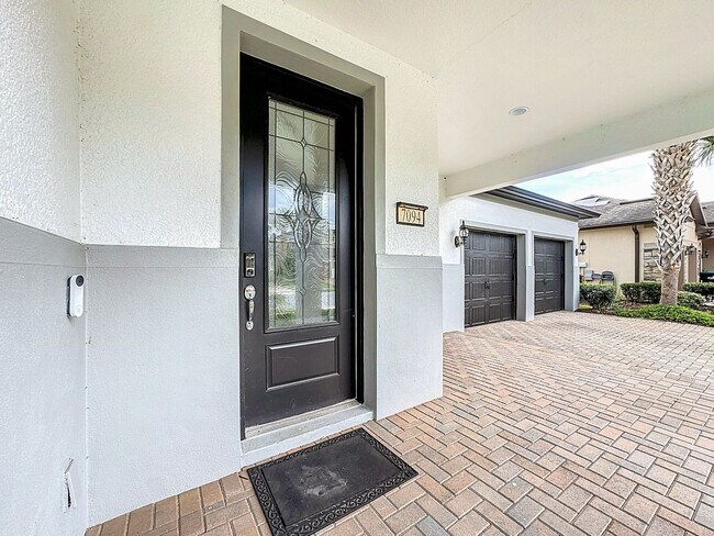 Building Photo - Executive Home with 5 bedrooms / four 1/2 ...