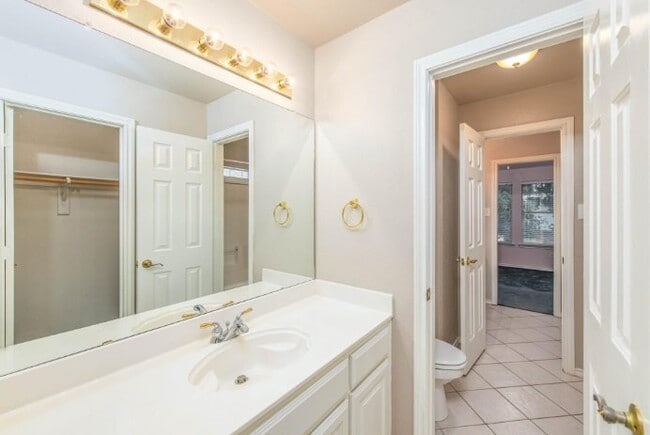 Building Photo - Lovely home nestled in south Arlington