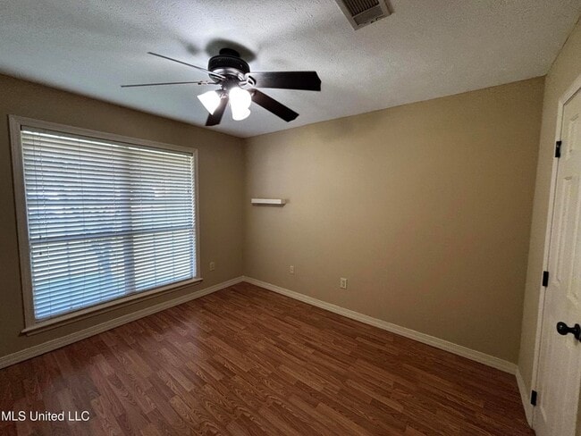 Building Photo - 232 Boxwood Cir