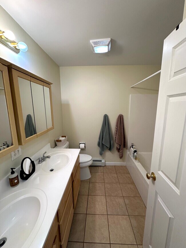 Building Photo - 39 River Village Dr