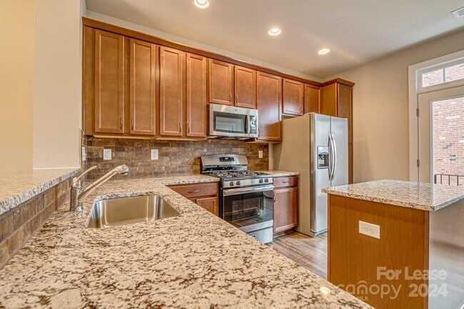 Building Photo - 2209 Silver Cres Dr