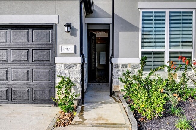 Building Photo - 7302 New Pecan Dr