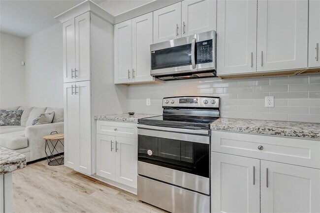 Building Photo - 2115 Esther Dr