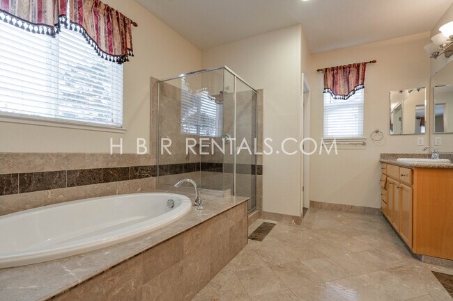 Building Photo - MANTECA RENTAL 4 BEDROOM OUTDOOR PIZZA OVEN in beautiful rear yard