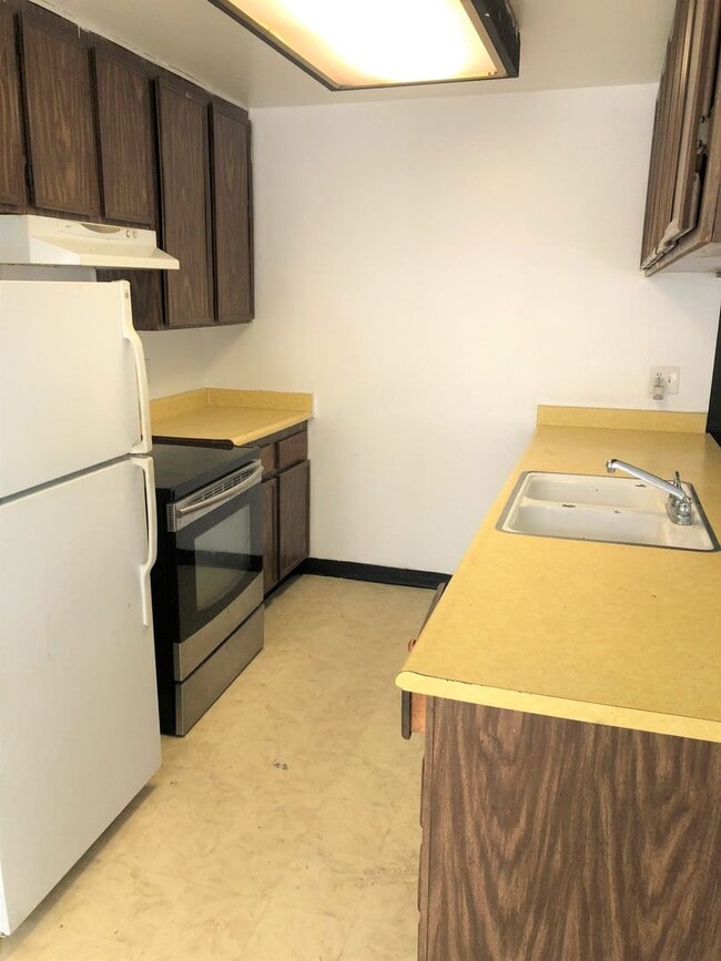 Building Photo - 2 WEEKS FREE RENT November Special Comfort...