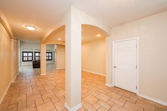 Building Photo - 318 Silverleaf Oak