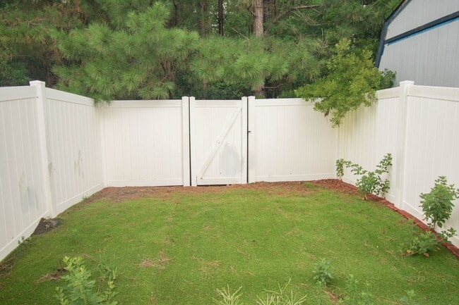 Building Photo - 2 Bedroom 2 Bathroom Townhome- Pets Allowed!