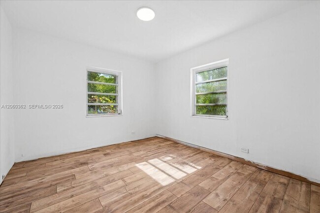 Building Photo - 2750 SW 26th St
