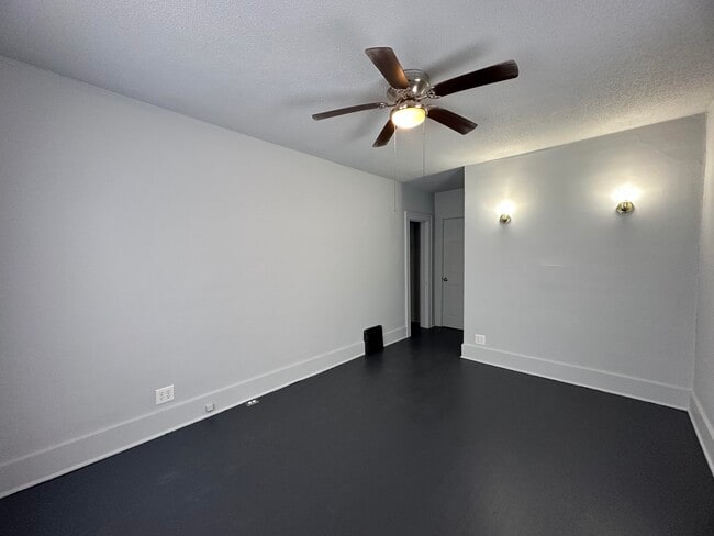 Building Photo - 27 State-S