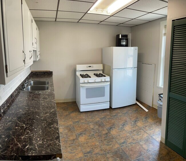 Building Photo - 2022 Plainview Ave