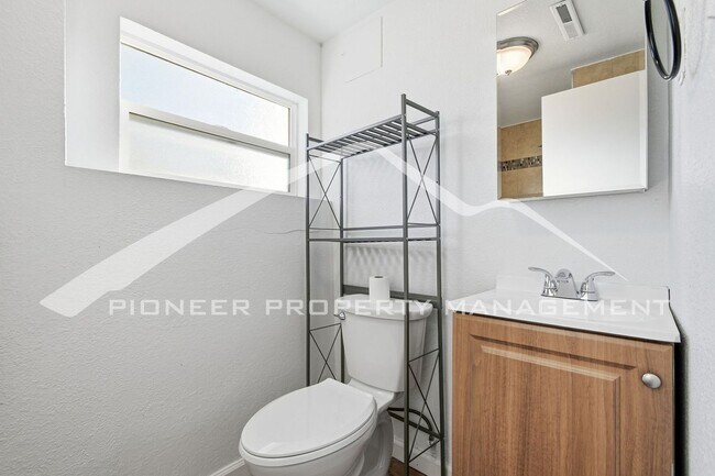 Building Photo - Charming Home with Central AC and Washer/Dryer