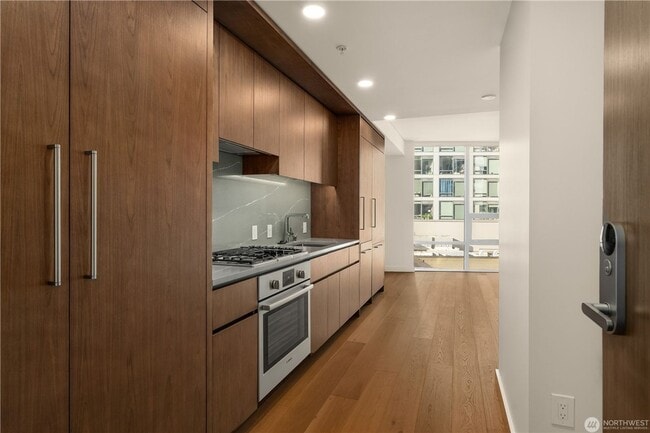 Building Photo - Gorgeous Condo Steps from Pike Place Market!- $2350