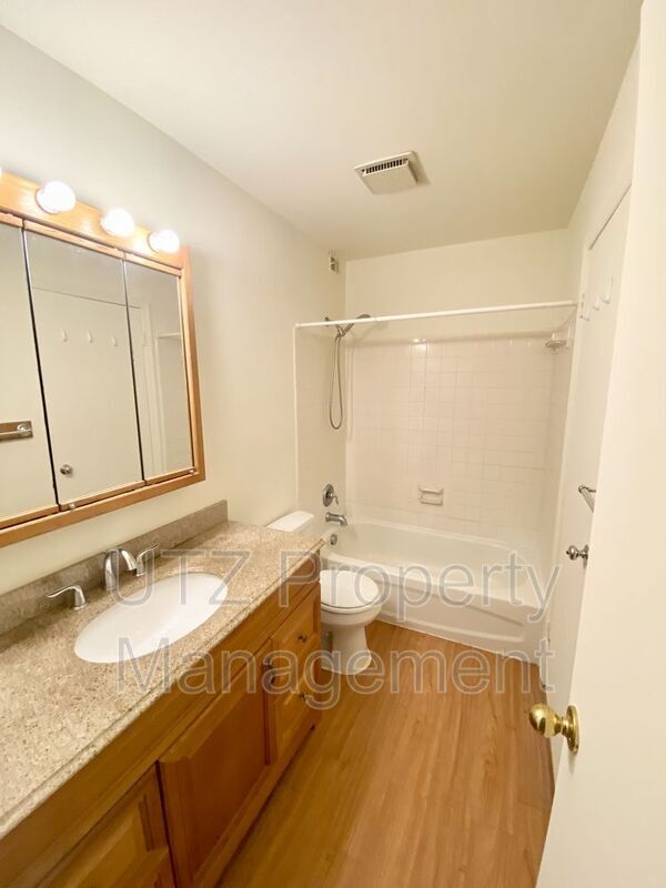 Building Photo - 722 Robinwood Dr